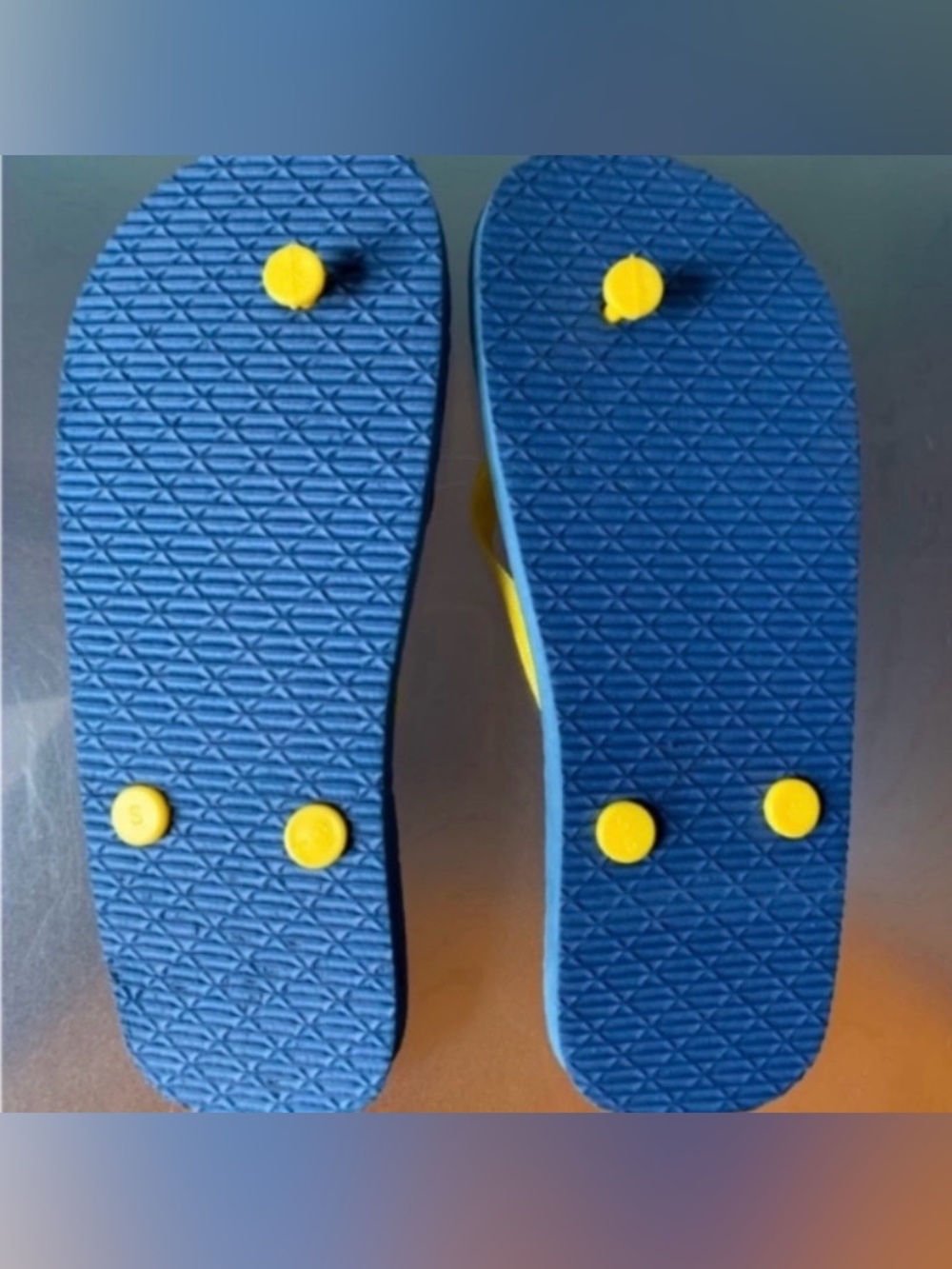 🆕 Yellow Lemon Print Flip Flops - Picture 4 of 6